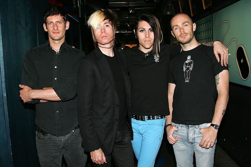 <b>Davey Havok - AFI</b>
<br>Muchos recuerdan a la banda AFI porque en 2007 el videojuego 'Guitar Hero III' incluyó en su lista el track 'Miss Murder'; aparte por el peculiar peinado de su vocalista Davey Havok, quien lleva un pantalón azul en la fotografía.