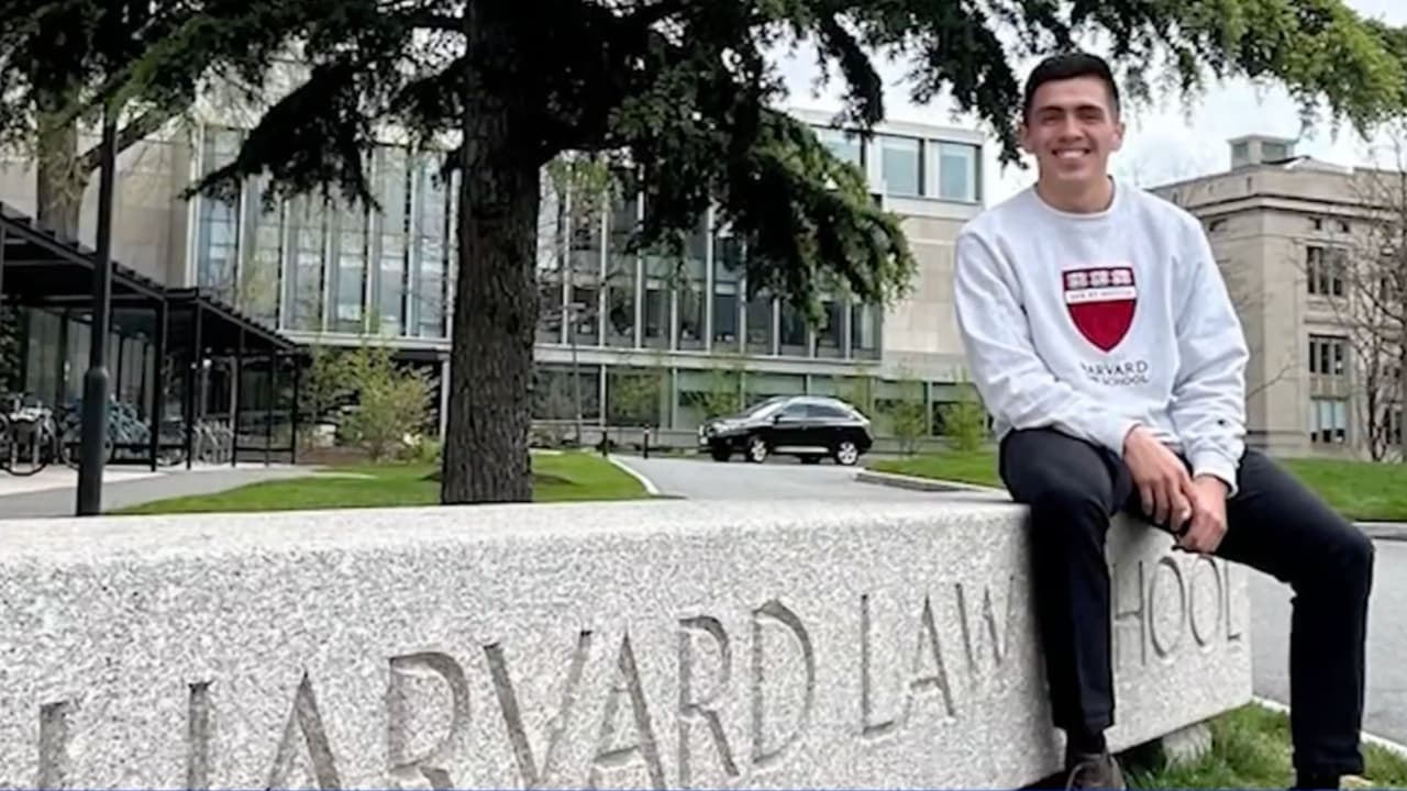 Llegó a EEUU siendo un niño indocumentado y ahora es abogado de Harvard: esta es su inspiradora historia