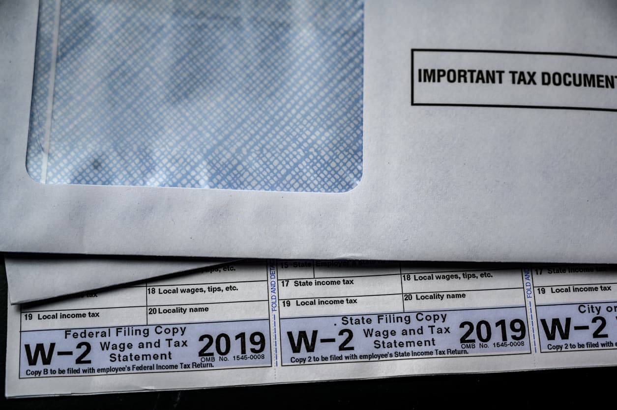 <b>Cuándo deberías recibir los formularios W-2 y 1099 | </b>Usualmente debes recibirlos hacia fines de enero, por lo que en este punto ya deberías tenerlos contigo. Si no los has recibido debes ponerte en contacto con tu empleador, la persona y agencia que se supone haya emitido el pago.