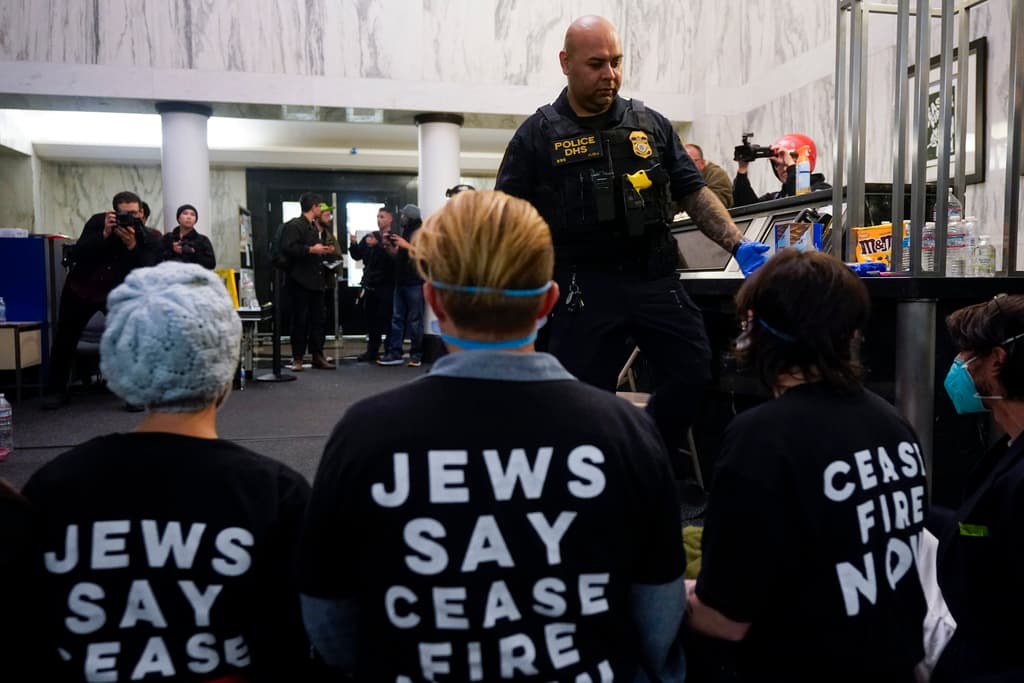 Durante la protesta en Nueva York, al menos 200 manifestantes fueron detenidos por agentes de policía de la ciudad, lo que demuestra la determinación de los activistas en su lucha por un alto el fuego.