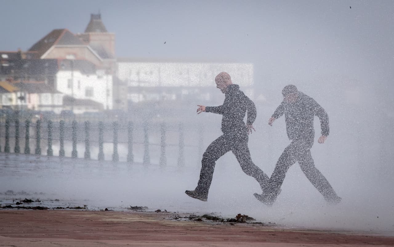 Fuertes olas se estrellan en el paseo marítimo de Penzance, en Cornwall, en el suroeste de Inglaterra. En Irlanda miles de viviendas y comercios están sin electricidad y las autoridades se vieron obligadas a suspender las actividades escolares.