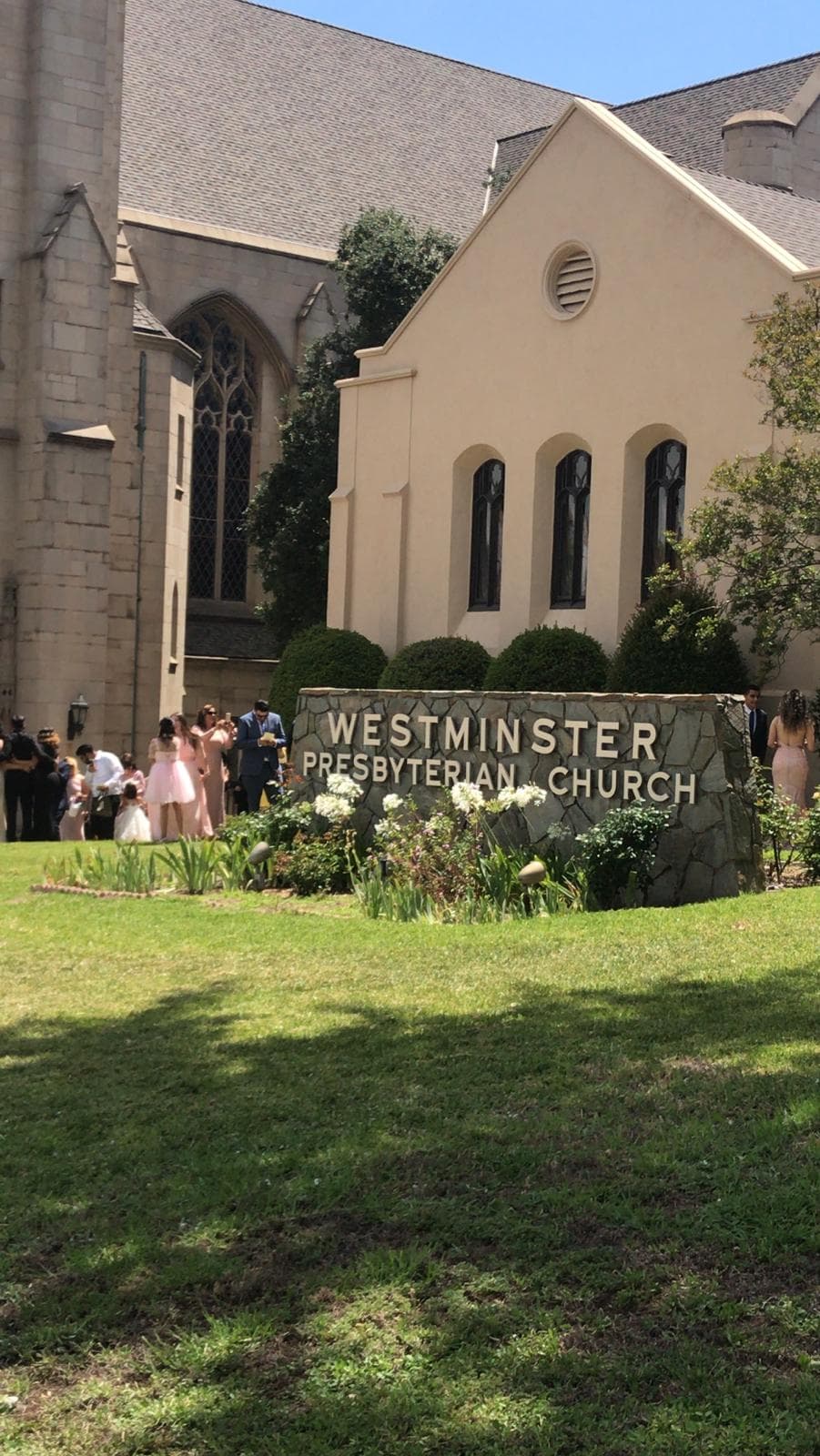 La ceremonia se efectuó en la Iglesia Presbiteriana Westminister de Pasadena, California. El inmueble estuvo custodiado por un fuerte dispositivo de seguridad para impedir que la prensa y los curiosos captaran imágenes del evento. Cabe destacar que la pareja cambió en tres ocasiones la localización de la boda, luego de que Raúl de Molina revelara en El Gordo y La Flaca la ubicación donde se llevaría a cabo el enlace religioso.