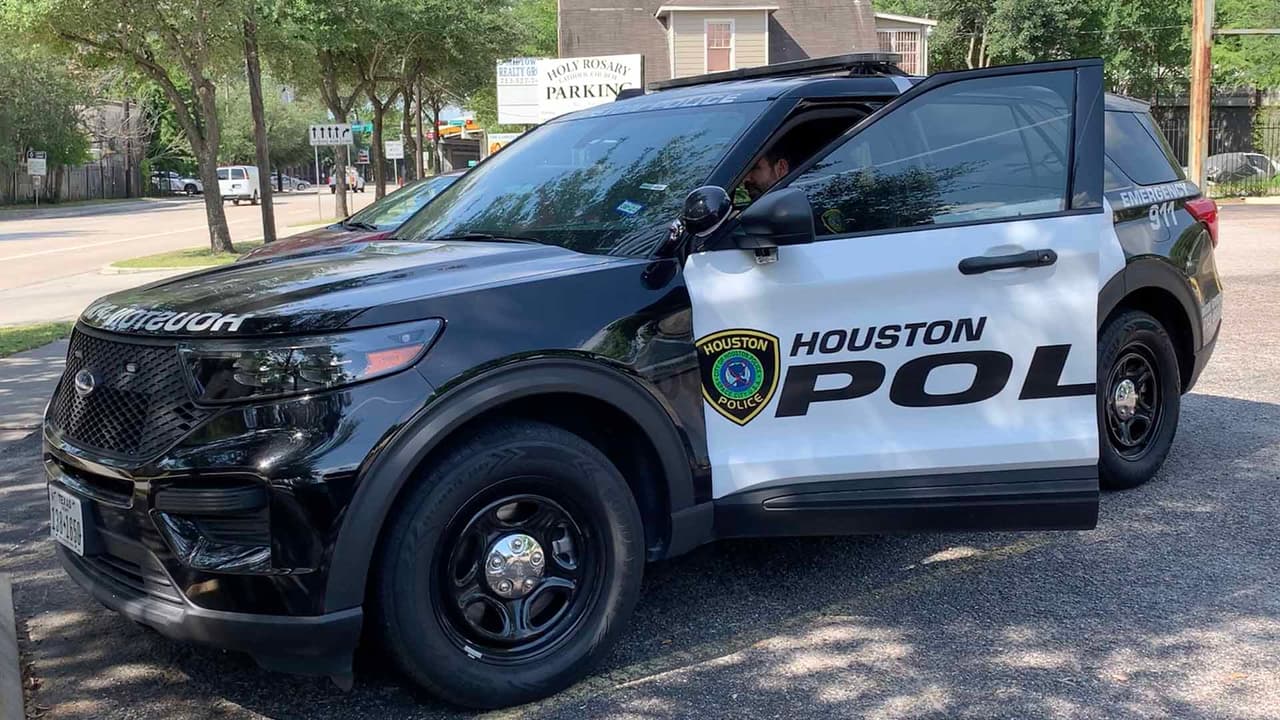 Cuando vas a dar vuelta, la regla es poner la direccional 100 pies antes para que los otros conductores tengan oportunidad de reaccionar.