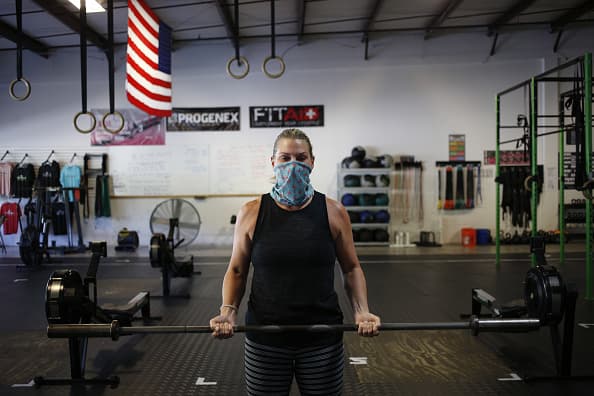 Las personas de 65 años o más tienen un mayor riesgo de Covid-19. Por esto, el estado recomiendan que las personas mayores de 65 años permanezcan en su casa en la medida que sea posible.