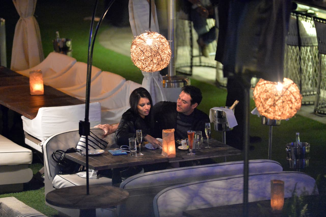 Adriana Lima rompió con el receptor de New England Patriots Julian Edelman hace sólo una semana. Sin embargo, se le vio besándose en un restaurante con el chico malo de los muchachos de Nueva York Mitch, Matt Harvey. Estas son las primeras fotos de la nueva pareja. La pareja llegó en yate y cenaron y tomaron champán por horas en el River Yacht Club el 15 de marzo de 2017, en Miami, Florida.