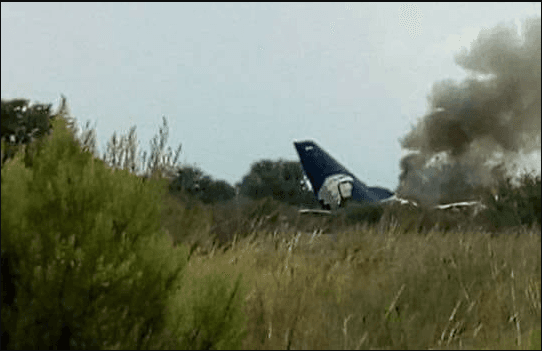 Las primeras imágenes que circularon del suceso mostraban el avión en tierra, con una humareda en una zona despoblada cerca del aeropuerto Guadalupe Victoria, ubicado a unos 40 minutos de la capital de Durango.