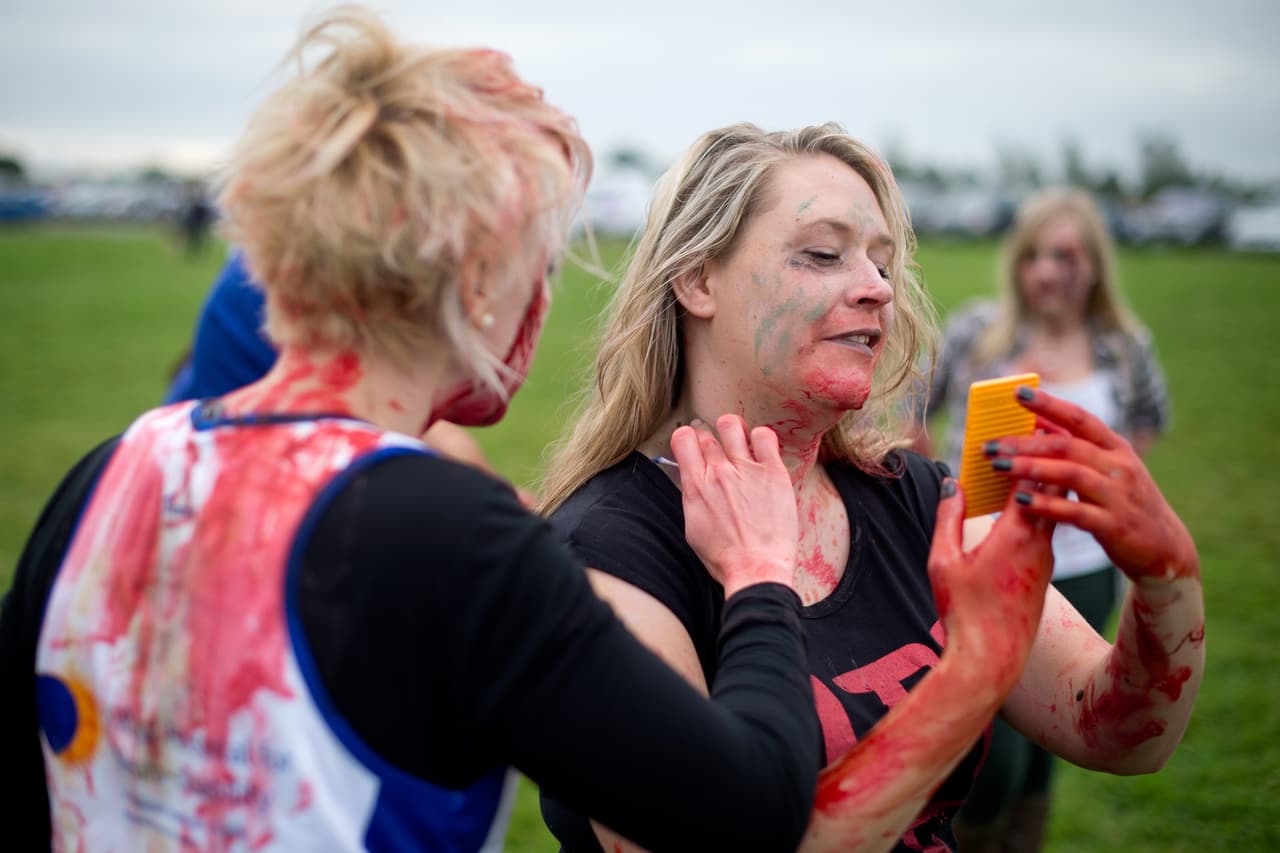 3. ¡Es momento de poner manos a la obra! La ropa de los zombies suele estar deshilachada y con jirones así que siéntete libre para tomar una navaja y comenzar a hacer pequeños cortes en las prendas que llevarás.