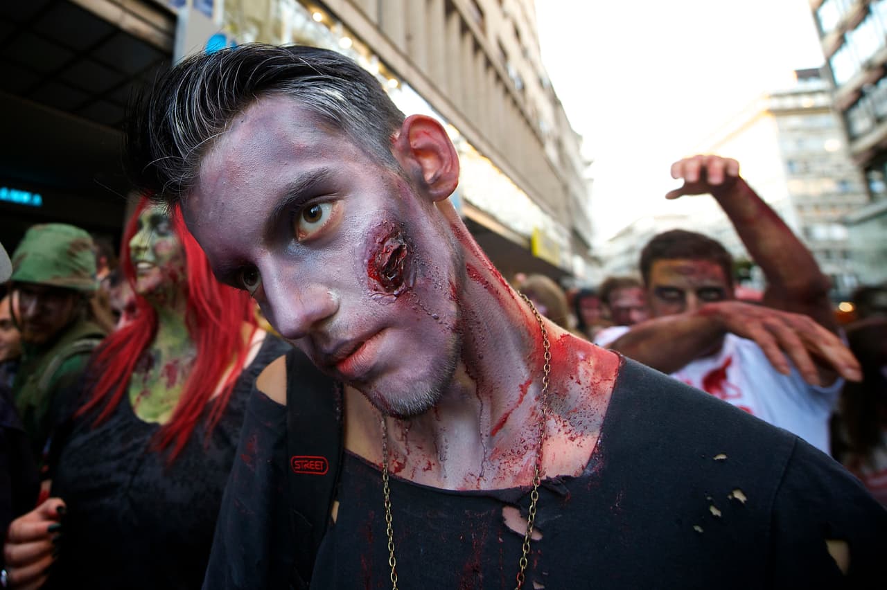Lo bueno de ser un zombie es que puedes usar cualquier ropa que tengas en casa, no hay un patrón de vestimenta para darle vida a este tipo de personajes.
