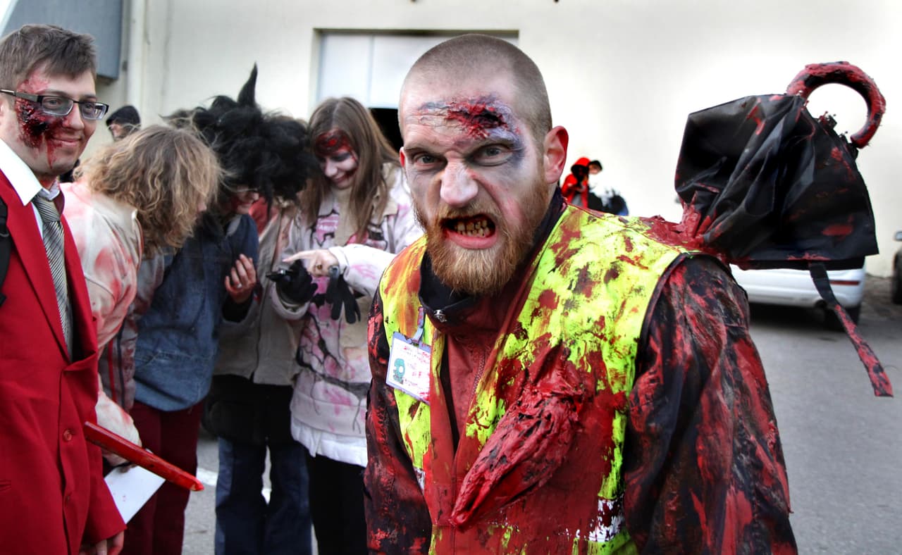 Las fiestas de Halloween están cerca por lo que debes comenzar a preparar el disfraz que usarás. Si tu idea es ser zombie por una noche aquí te decimos qué necesitas para que te salga a bajo costo.