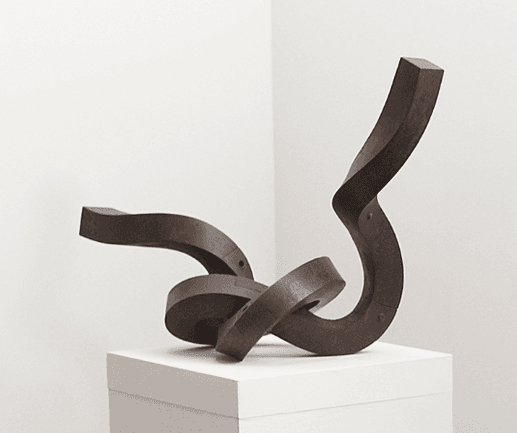 "Hecate Parvus" de 2008 es una obra de hierro fundido que fue diseñada primero digitalmente y después ensambladas por partes. Hecate es una diosa griega, la palabra 
<i>parvus</i> significa pequeño en latín.