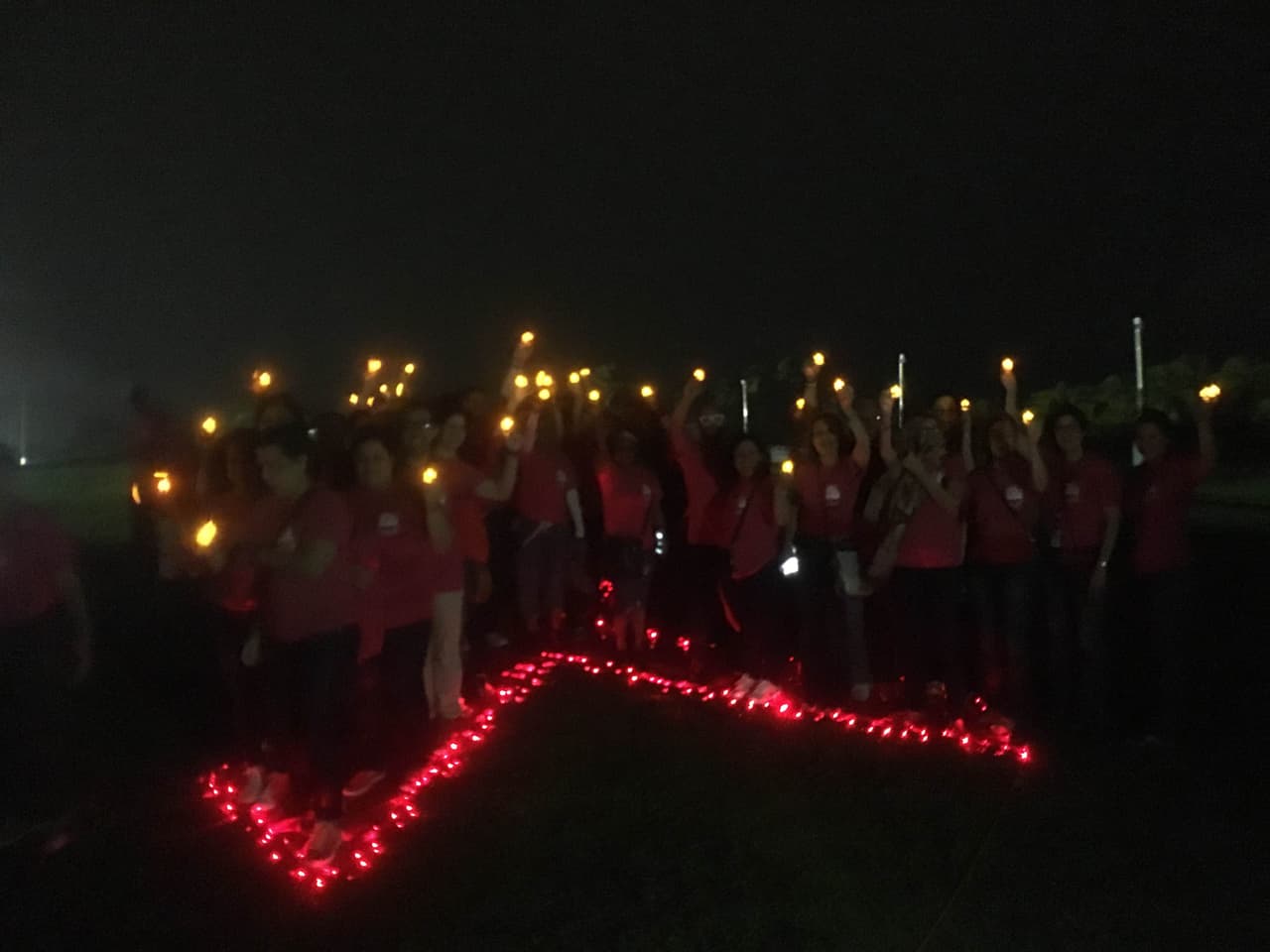 Iluminan lazo humano en el Día Mundial contra el Sida