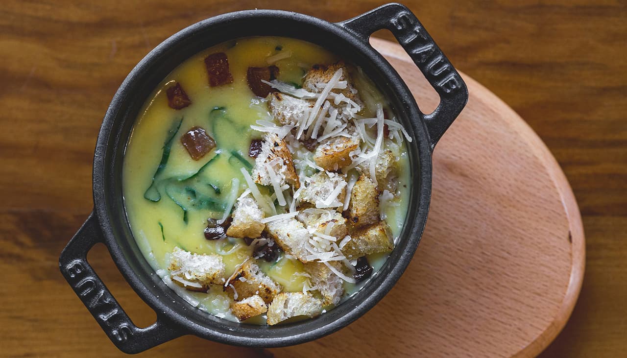 Creme de mandioquinha com bacon e crispy de couve é combinação perfeita para o frio: receita