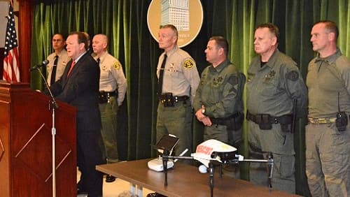 El sheriff Jim McDonnell al presentar el aparato en enero de 2017.