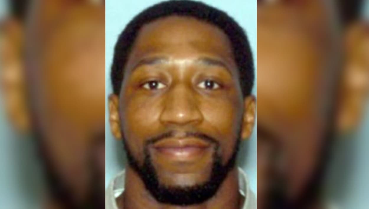 Uno de los individuos fue identificado como Tyree Williams Jr., de 33 años. Mide 5 pies con 6 pulgadas y pesa 160 libras.