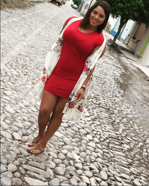 Así que Vivian Mitre te cautivará con su presencia, belleza y voz en La Reina de la Canción.