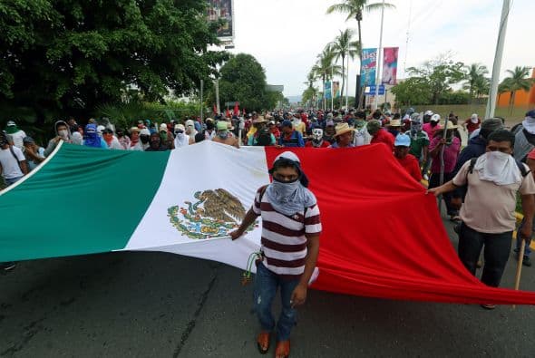 Centenares de personas marchan en Acapulco, Guerrero, en protesta por los 43 estudiantes desaparecidos.