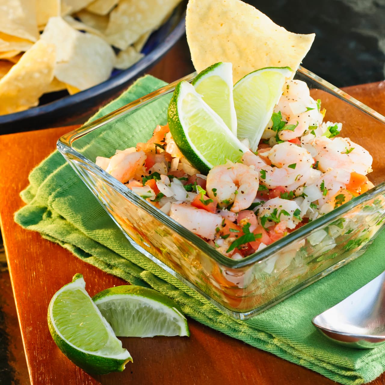 Ceviche de camarones. El ceviche de camarones es una receta muy simple y también funciona si quieres una comida más completa y deliciosa.