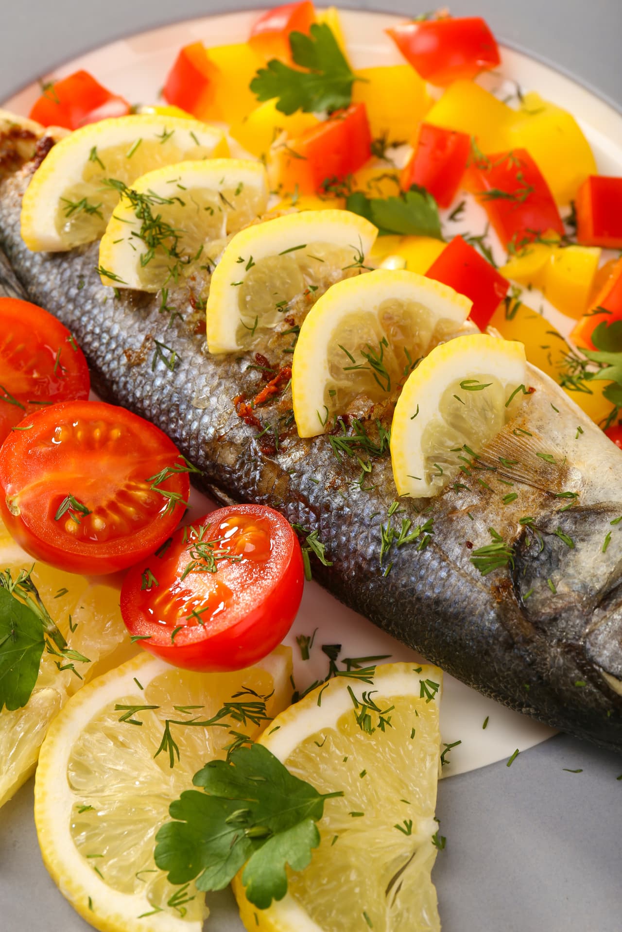 Cocina por unos minutos en el microondas y cuando esté cocinado, sirve el pescado con el perejil picado por encima y listo tienes un delicioso almuerzo.