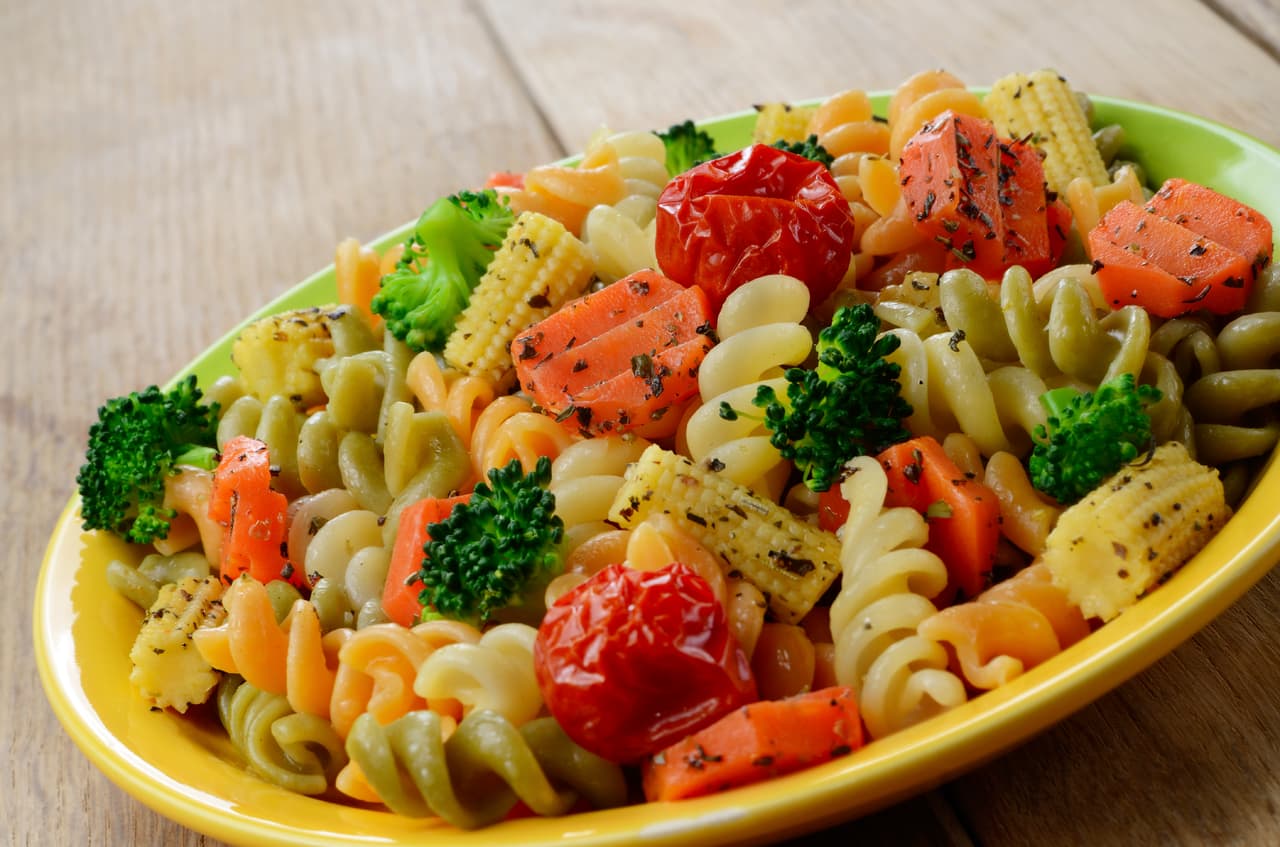 Fresca ensalada de pasta para el verano. Una receta liviana, sana y exquisita; no puedes pedir más solo necesitas; fideos en espiral (de tres colores, zanahorias cortadas, tallos de apio, pimentón verde, pimentón amarillo, pimentón rojo, tomates cherry cortados al medio, cebolla verde, aderezo para ensaladas y queso parmesano.