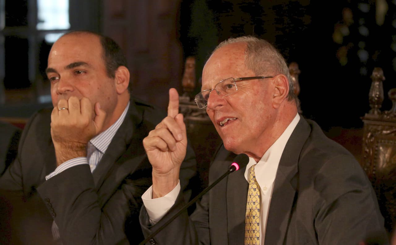 Pedro Pablo Kuczynski, presidente de Perú (a la derecha), acompañado del primer ministro Fernando Zabala