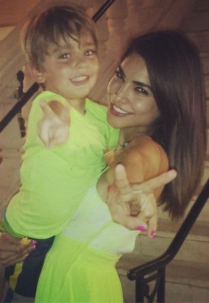 Alejandra no dejaba de abrazar y posar junto a este pequeñín que resultó tener mucha suerte.