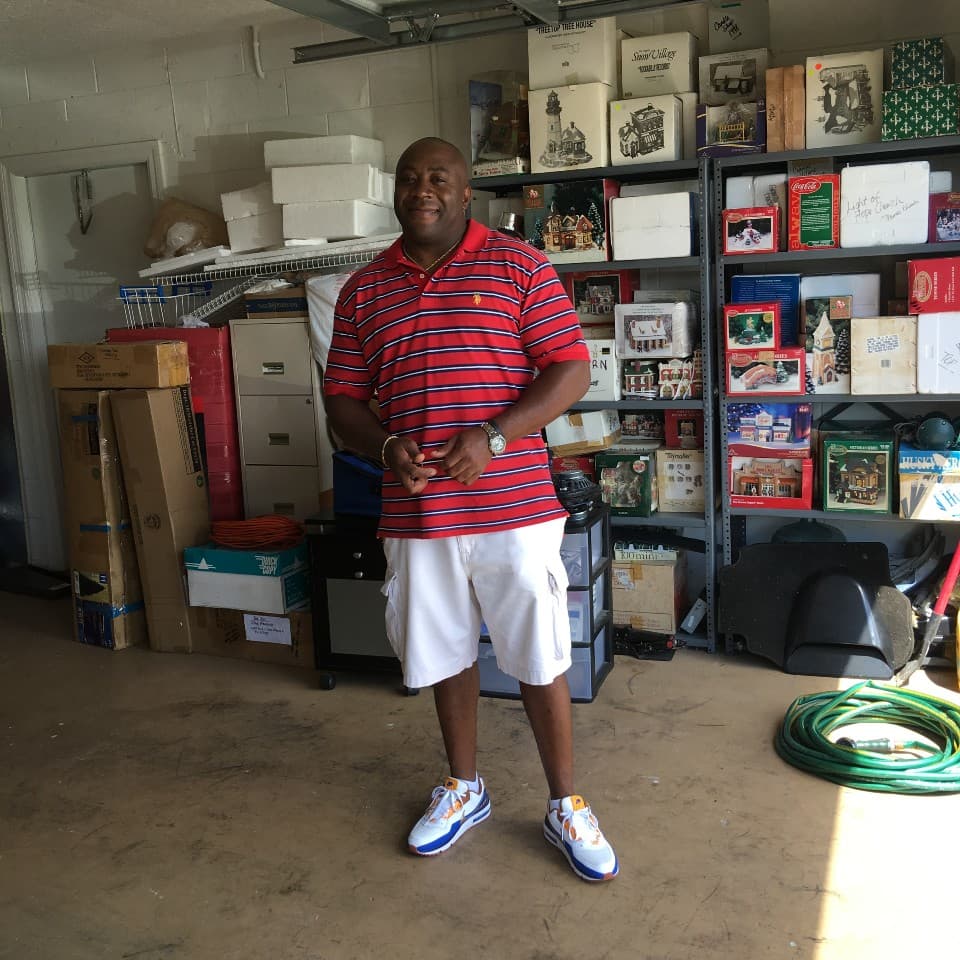 Por los robos, el Sheriff de Volusia, Florida, está buscando a Davis, quien tiene un historial delictivo en Carolina del Norte y Oregon.
<br>