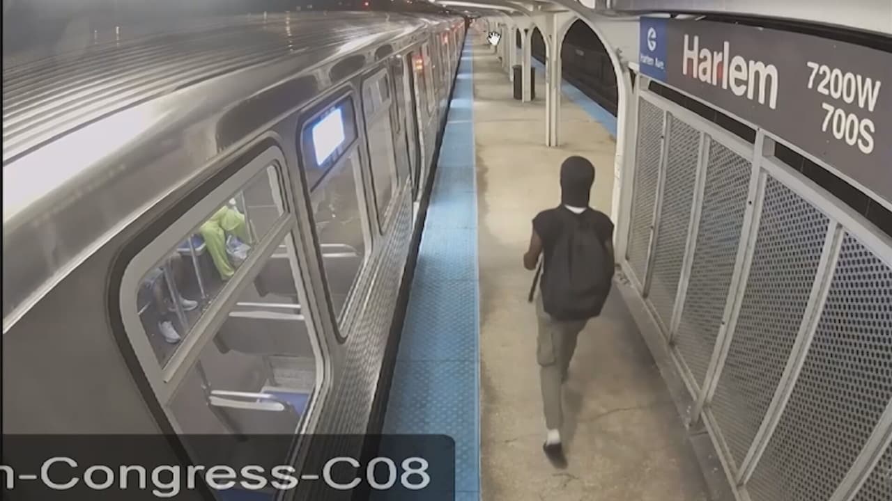 <b>5:05AM </b>- Minutos después 
<b>se ve salir en la misma dirección, al sospechoso Rhanni Davis,</b> quien está siendo acusado de asesinato por este incidente en la CTA.