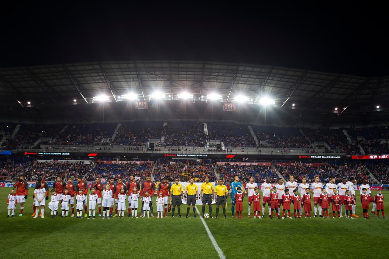 No llegó el suficiente público para vivir este compromiso, pero sí hubo buen ambiente en las tribunas.