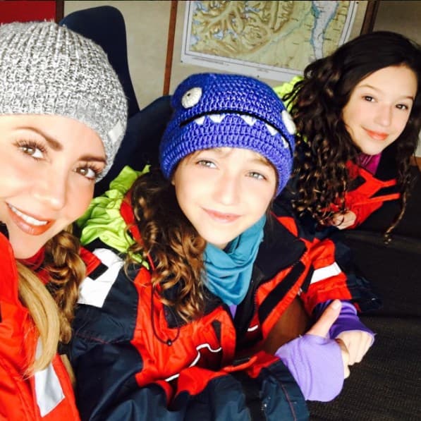Andrea y sus hijas se alistan para hacer un recorrido en barco por uno de los mejores lugares para avistar ballenas, Akureyi.