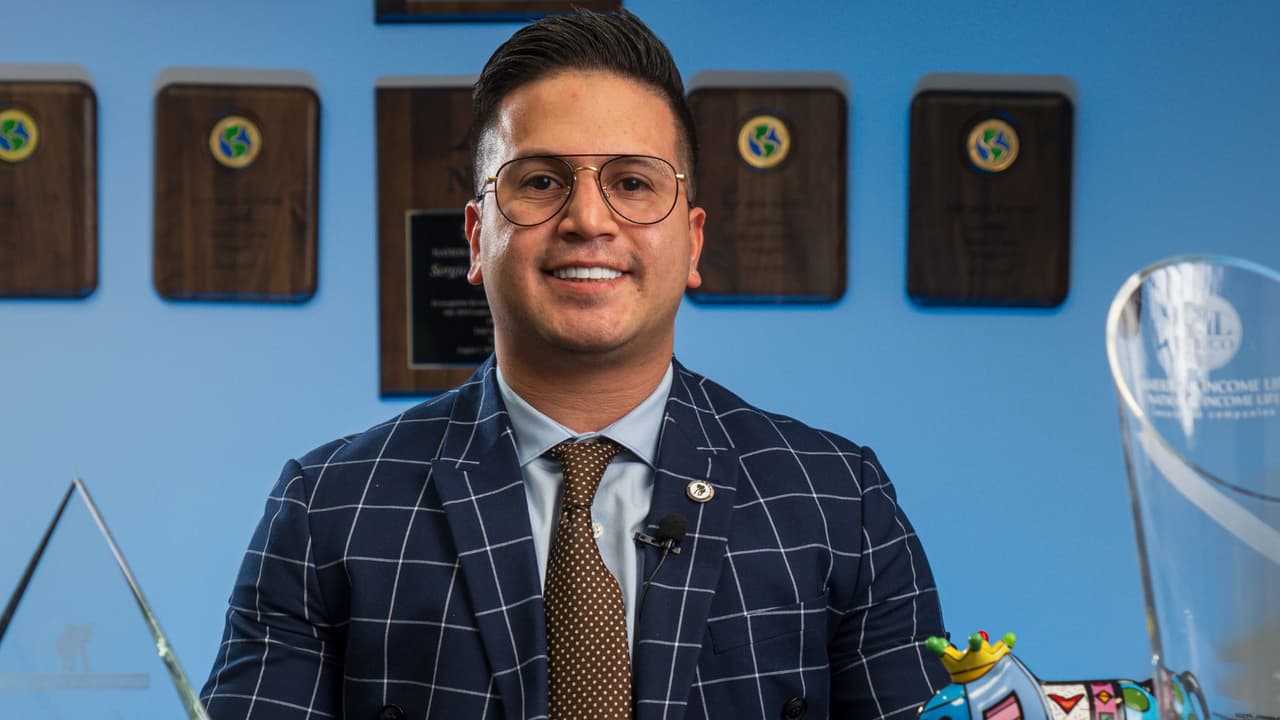 Sergio Carta ayuda a la comunidad latina a educarse financieramente y a protegerse ante circunstancias adversas.