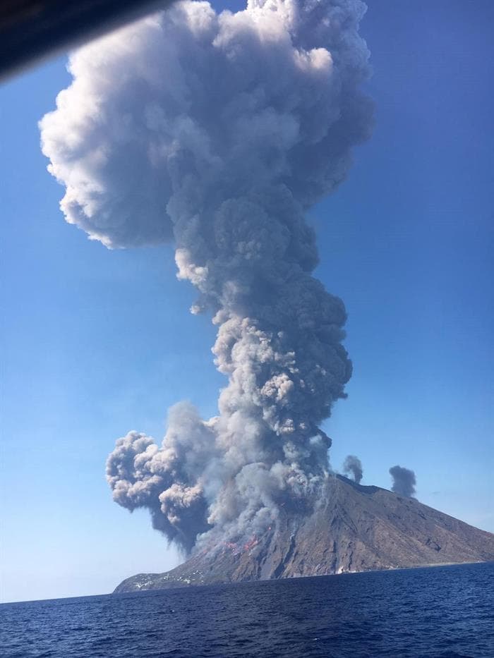 El volcán Stromboli, ubicado en la isla del mismo nombre ubicada en el sur de Italia, registró este miércoles una serie de violentas erupciones: expulsó rocas y lava que provocaron la muerte a una persona y dejaron a otra herida, confirmaron fuentes de Protección Civil.