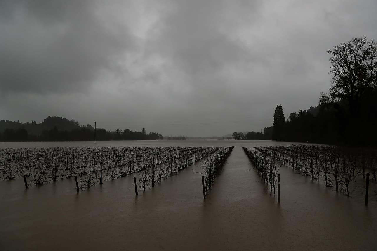Una nueva serie de tormentas está trayendo fuertes lluvias e inundaciones a varios poblados como Guerneville y Forestville en el norte de California unos días después de que la lluvia y las tormentas de nieve golpearon la región trayendo una gran cantidad de agua que beneficiaría a California, un estado severamente afectado por la sequía.
