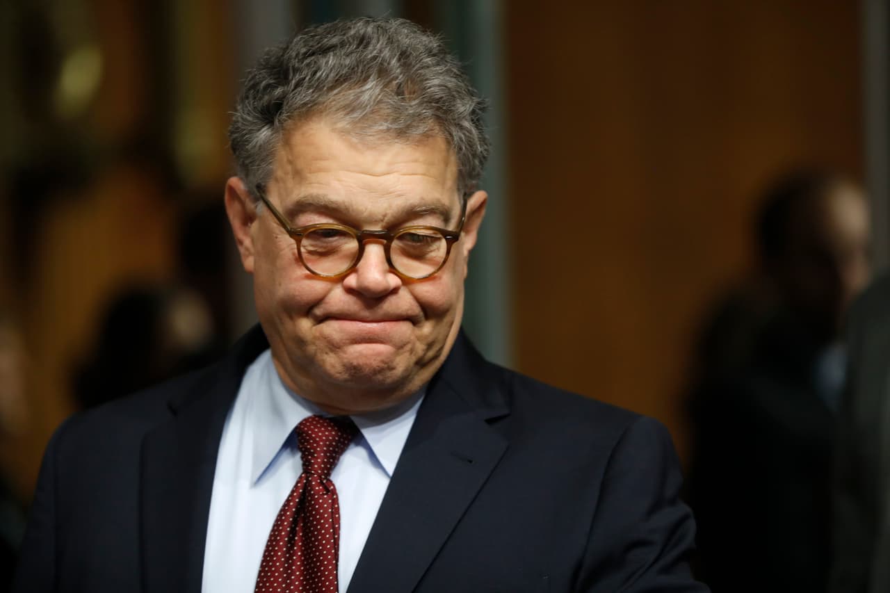 El senador Al Franken dice que está "avergonzado" por acusaciones de acoso sexual