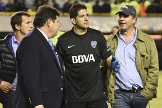 Alejandro Burzaco (derecha), en el terreno de juego de la Copa Bridgestone Libertadores el 14 de mayo de 2015 .