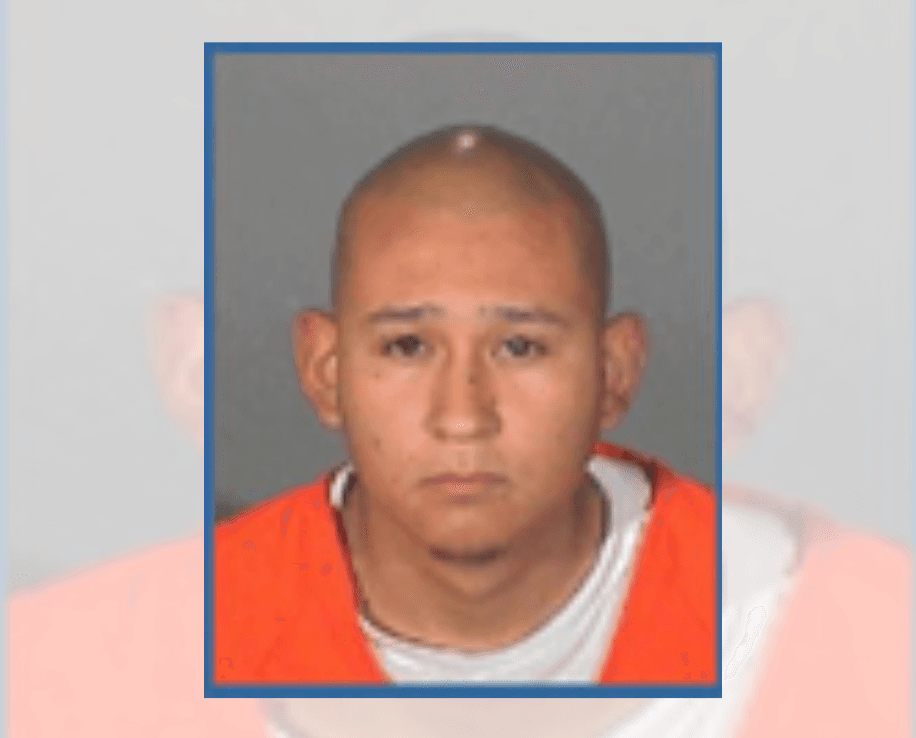 <a href="https://www.lapdonline.org/top_ten_most_wanted/most_wanted_view/50289" target="_blank">Jose A. Padilla</a> está relacionado con un homicidio en octubre de 2008 en una residencia del área de Sylmar. Padilla, es miembro de la pandilla callejera Paca Trece y, según las autoridades, debe considerarse armado.