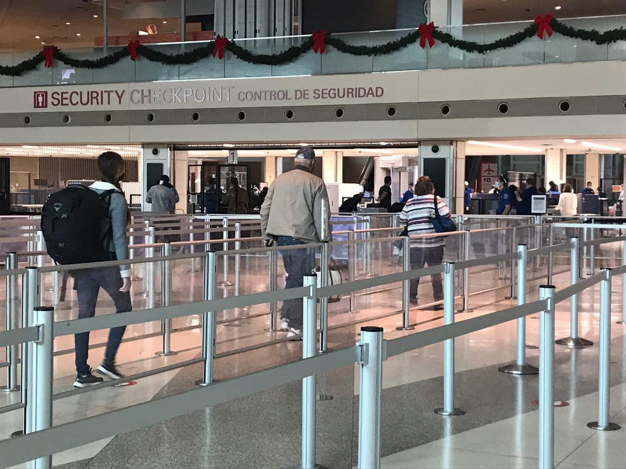 Viajeros pueden inscribirse en "TSA PreCheck"para no tener que remover sus zapatos, cinturón, abrigos o tener que sacar de la maleta los dispositivos electrónicos, entre otros artículos. TSA asegura que es conveniente durante la pandemia tomar ventaja de este paso porque reduce la posibilidad de que los pasajeros toquen superficies. 
<br>