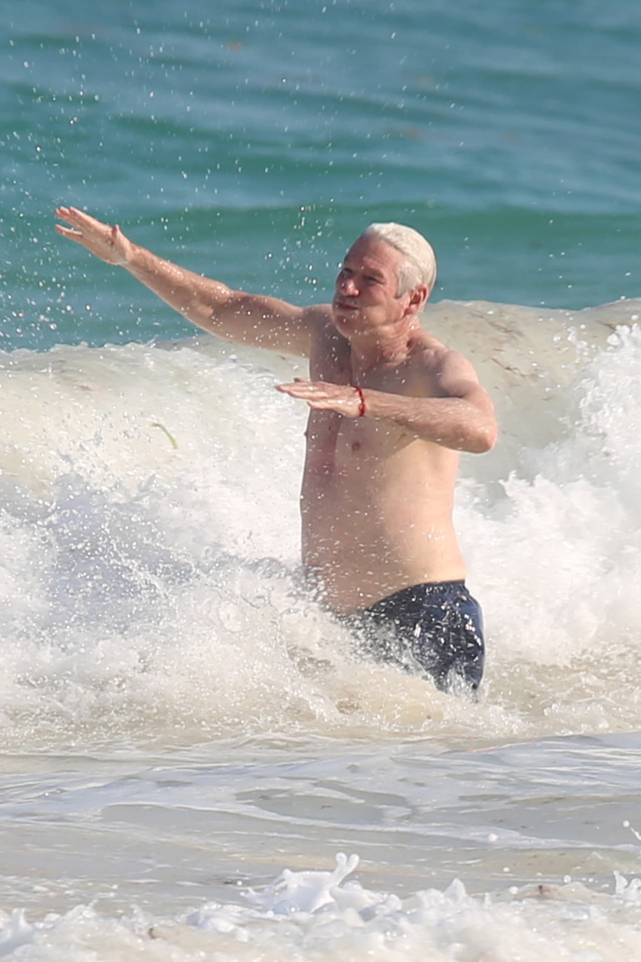 Richard Gere goza del mar en Tulum, México, el de 3 de abril de 2017.