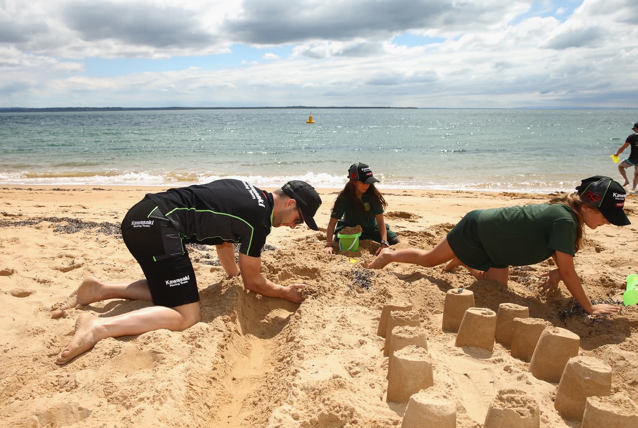 Llevarlos a la playa es siempre gratis y qué mejor que pasar el día haciendo castillos de arena y jugando con las olas.
