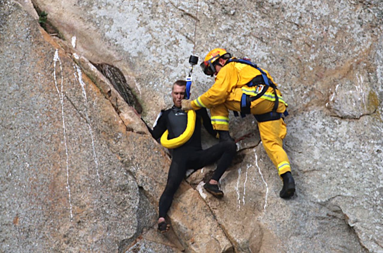 El novio escaló Morro Rock para pedirle matrimonio a su pareja.