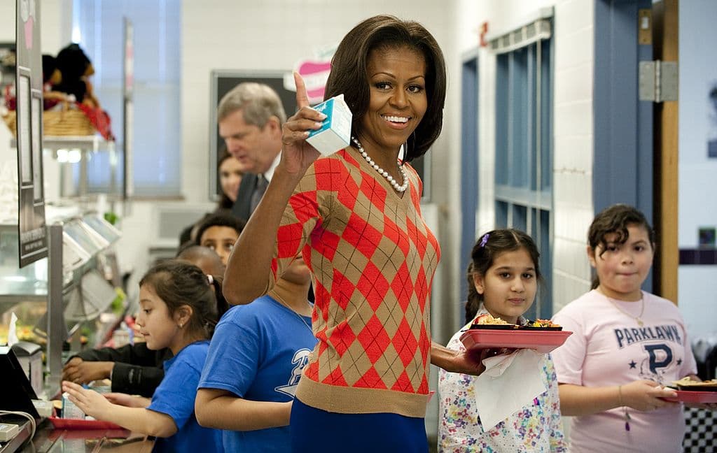 El gobierno de Donald Trump frena el programa de Michelle Obama para comer sano en los colegios