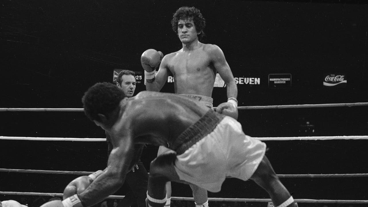 Salvador Sánchez | En su corta carrera sumó 44 victorias, un empate y una derrota. El que probó suerte en la lucha libre antes del box, falleció a los 23 años en un accidente automovilístico. Las diez defensas de su campeonato pluma hicieron que a ojos de propios y extraños pareciera toda una bestia en el ring.