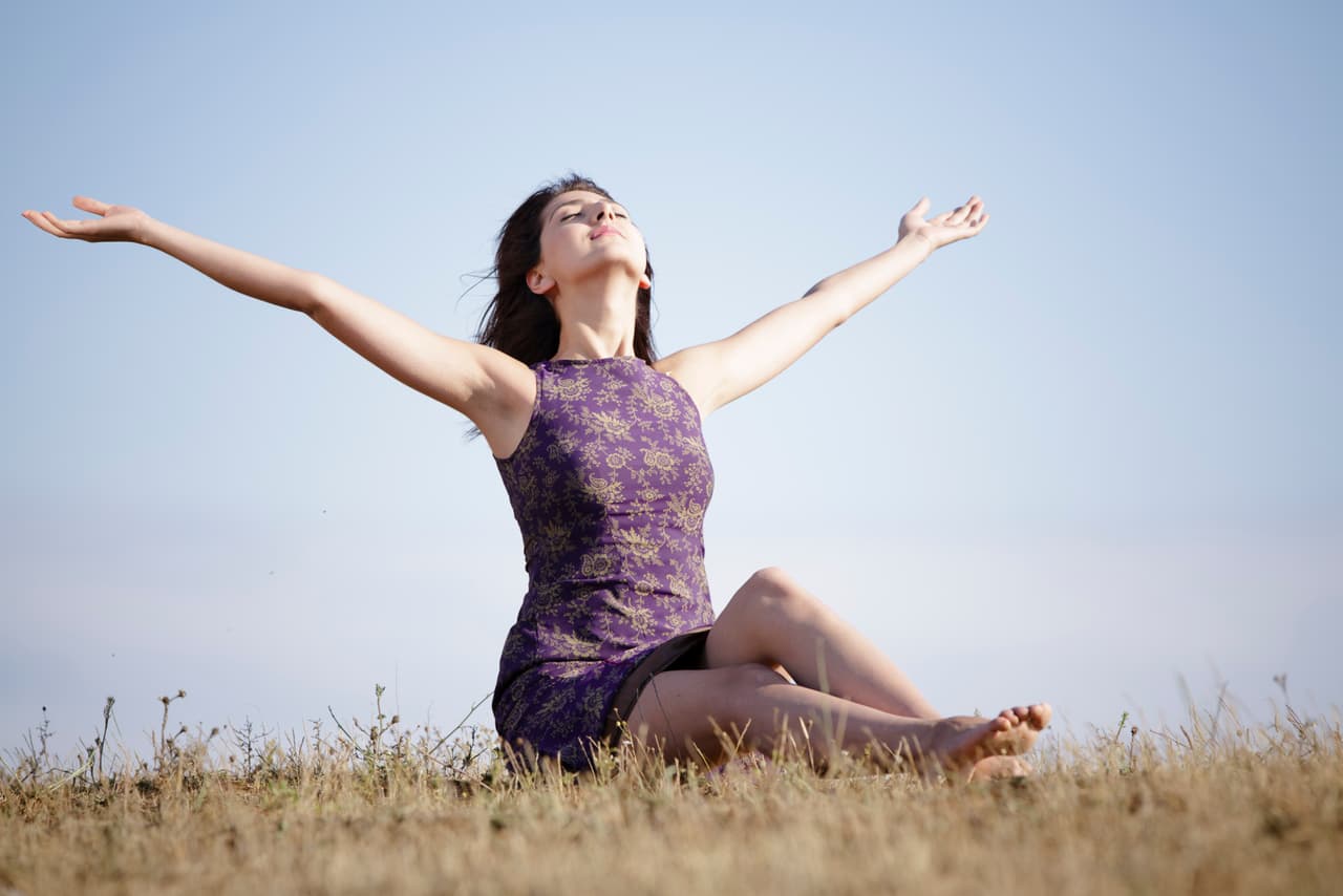 No hay motivos reales para la inquietud, canceriano. Respira hondo y mira hacia adelante, ¡nunca hacia atrás! Verás como la fortuna y el amor te sonreirán.