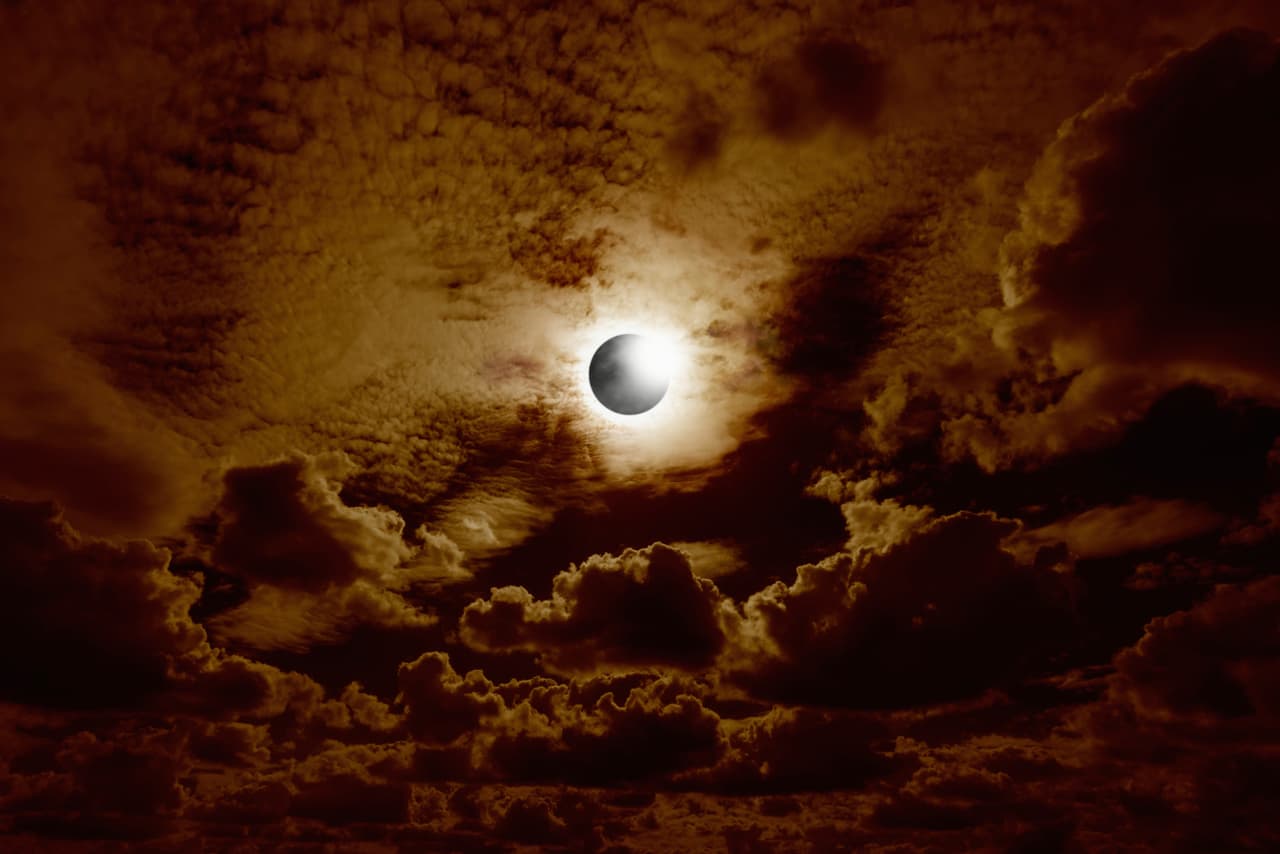 El eclipse solar ocurre cuando la Luna pasa entre la Tierra y el Sol, ocultando total o parcialmente la imagen de nuestra gran estrella al mirarla desde nuestro planeta.