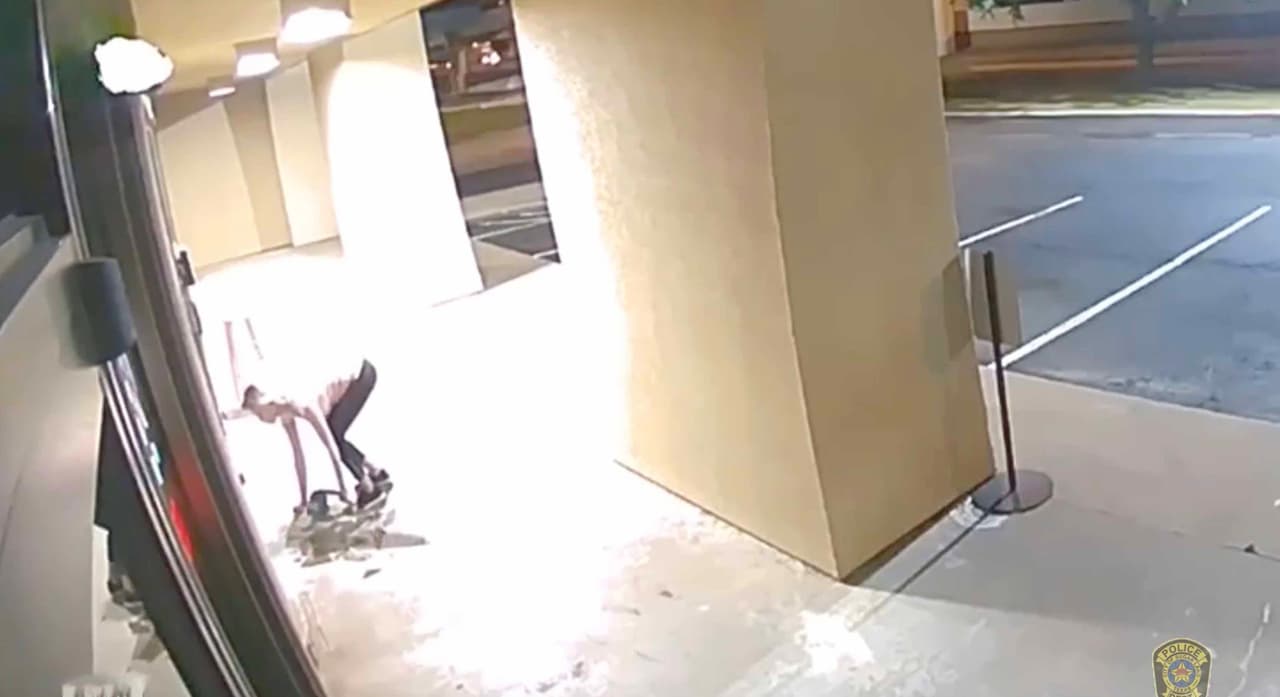 Los reportes se pueden hacer llamando al Departamento de Policía de Sugar Land al (281) 275-2540.