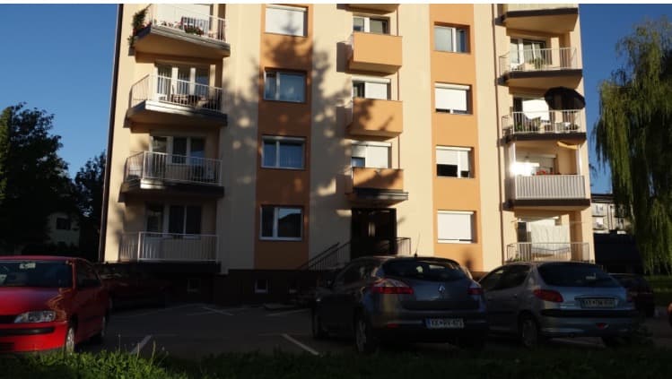 A este edificio de apartamentos se mudaron los padres de Melania luego de su nacimiento.