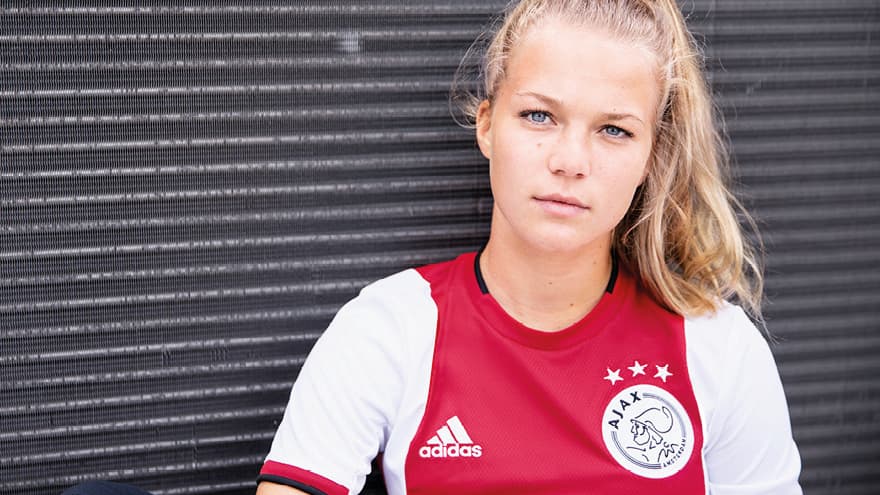 Después de la desolación por la dura eliminación de la Champions League a manos del Tottenham, el Ajax anunció su playera para la siguiente temporada con tintes algo retro. Los detalles negros en cuello y puños regresan, así como las tres franjas de la marca alemana en los laterales del torso y el escudo en fondo blanco.