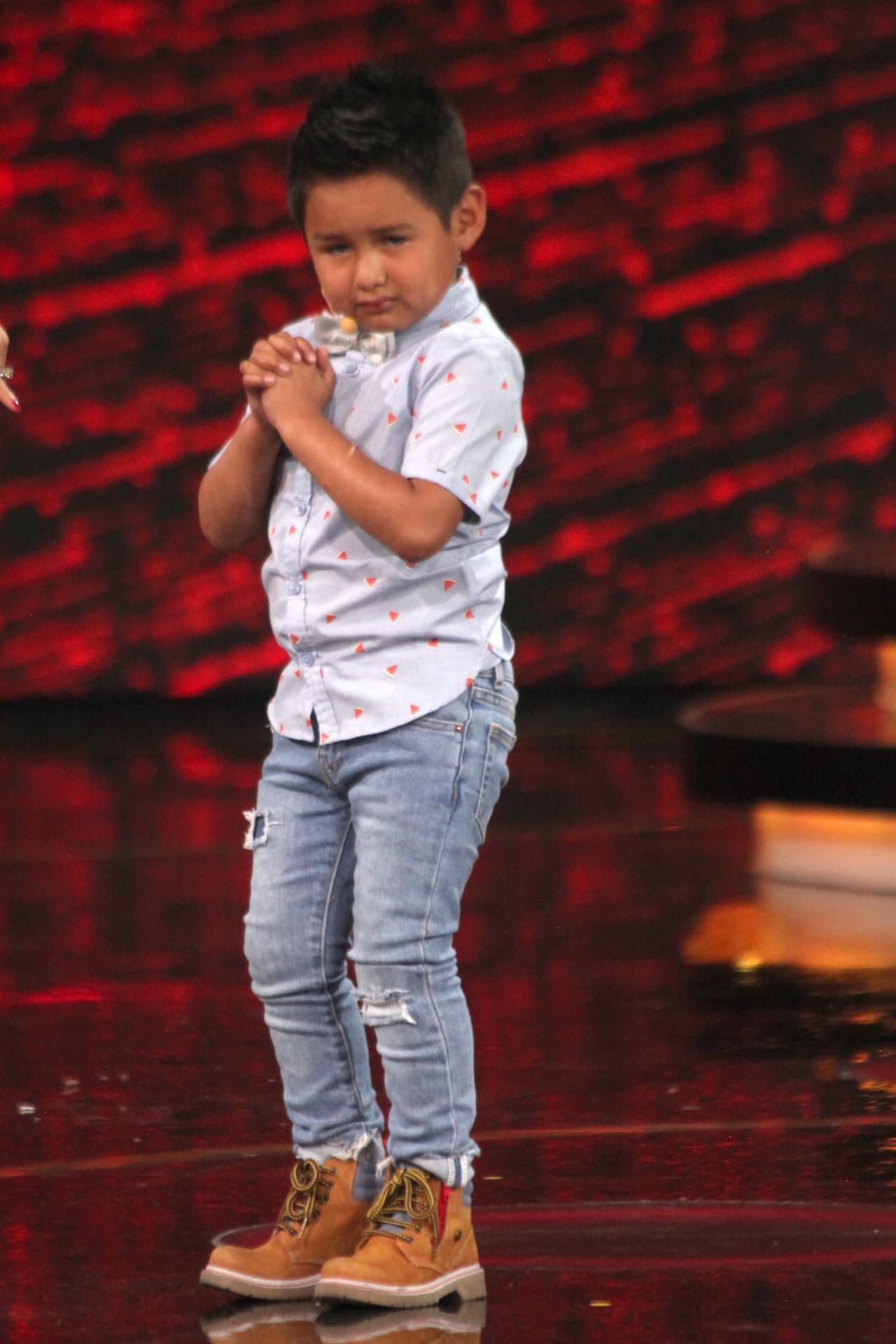 Para no romper la costumbre, Giovani llegó al escenario de Pequeños Gigantes enviandole besos a su público. Lo que obligó a Galilea a exclamar: "¡Cuánto beso!".