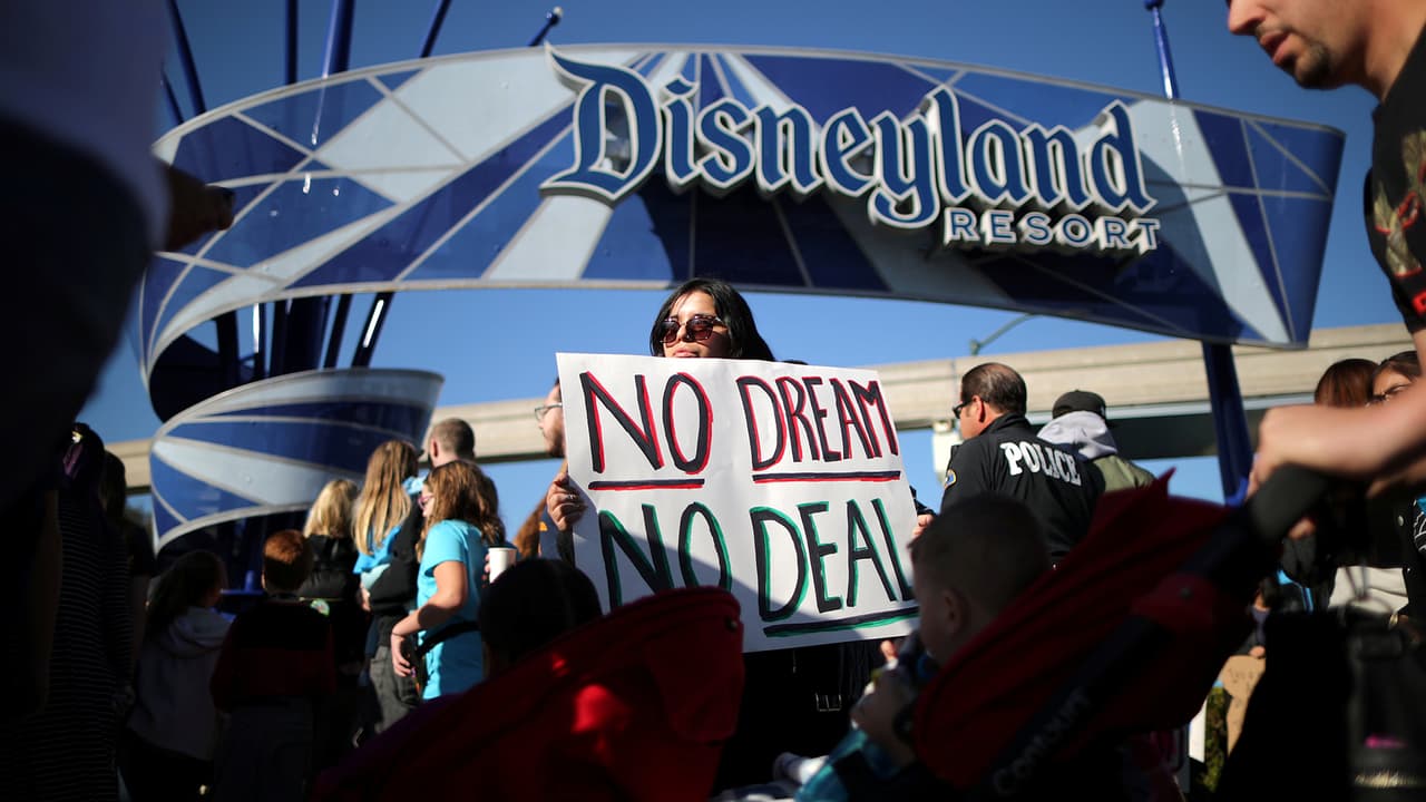 Dreamers bloquean el parque de Disneyland por falta de un acuerdo sobre DACA