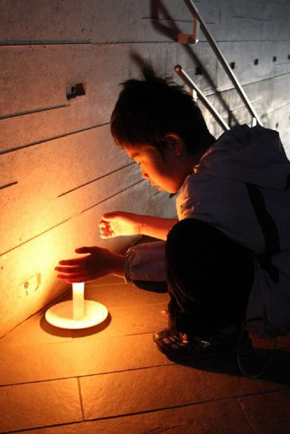 Casi medio millón de viviendas estaban el viernes sin energía eléctrica en el noreste de Japón debido a la fuerte réplica de 7.1 grados del jueves que dejó tres muertos y exacerbó las penurias en una región a la que devastó en marzo un tsunami o maremoto.