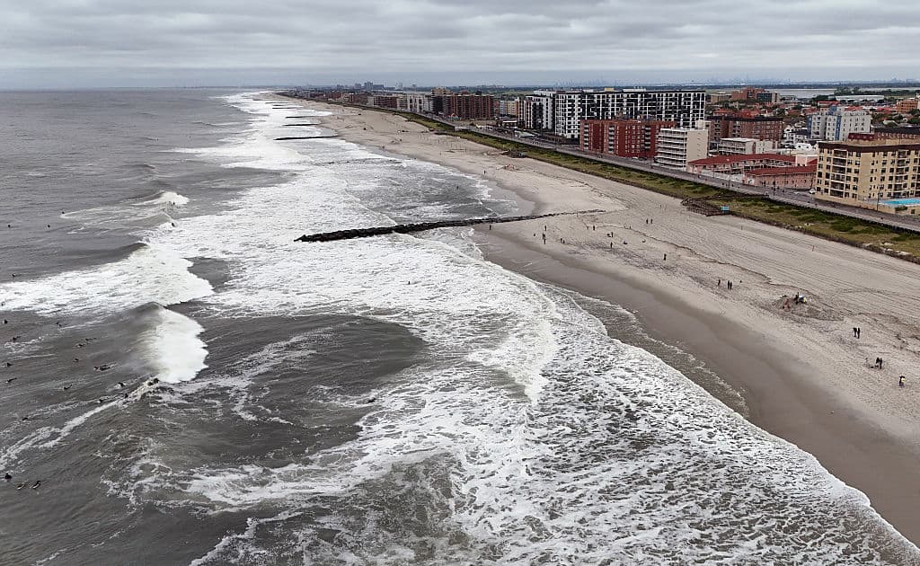 Las autoridades meteorológicas indican que 
<b>el huracán Erin se está alejando lentamente de Carolina del Norte</b> y no se espera que toque tierra, según el Servicio Meteorológico Nacional.